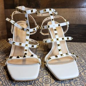 ❤️❤️ NWOB OLIVIA ZIMMERMAN white sexy studded strap chunk heel❤️❤️